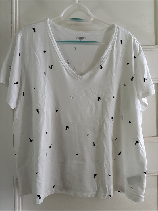 Old Navy Tops - Old Navy White V-Neck Everywear Tee with Navy Blue Cat & Moon Motif